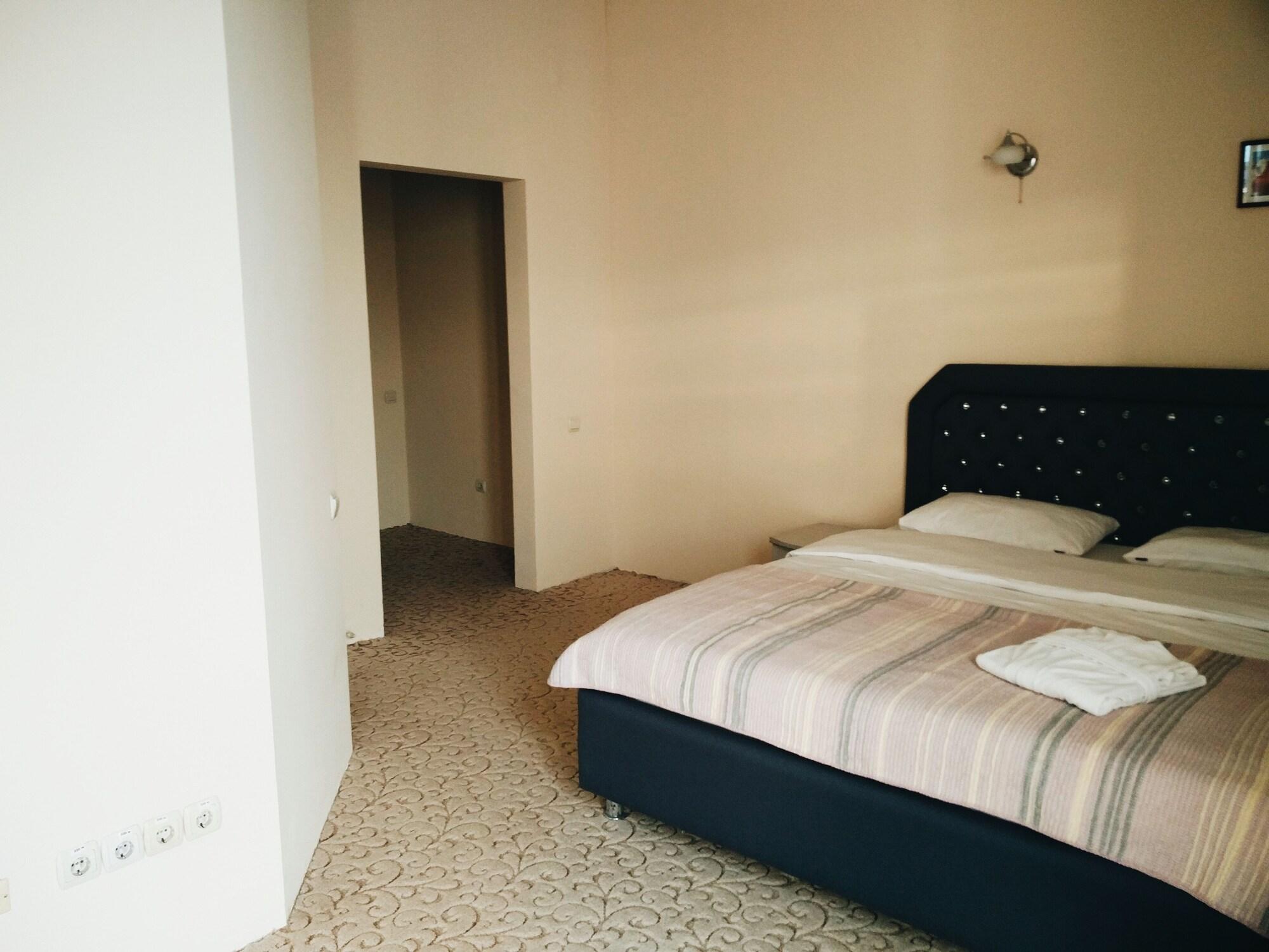 צ'יסינאו Mesogios Hotel מראה חיצוני תמונה
