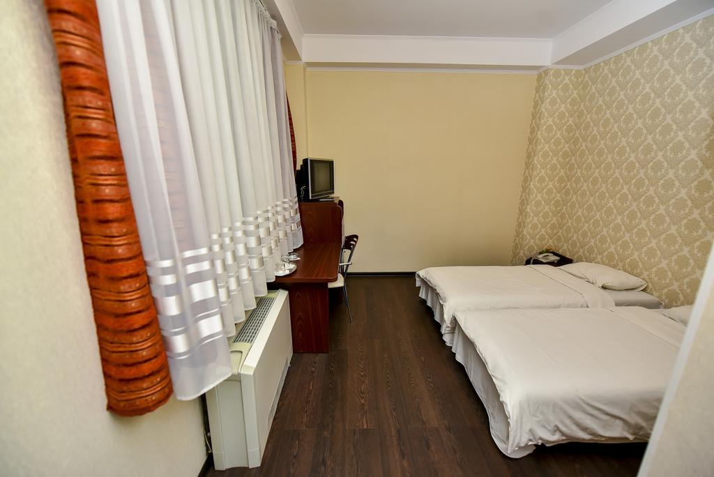 צ'יסינאו Mesogios Hotel מראה חיצוני תמונה