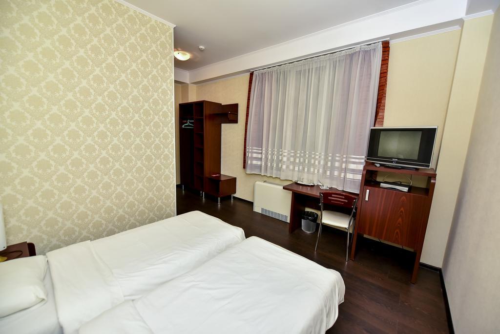 צ'יסינאו Mesogios Hotel מראה חיצוני תמונה