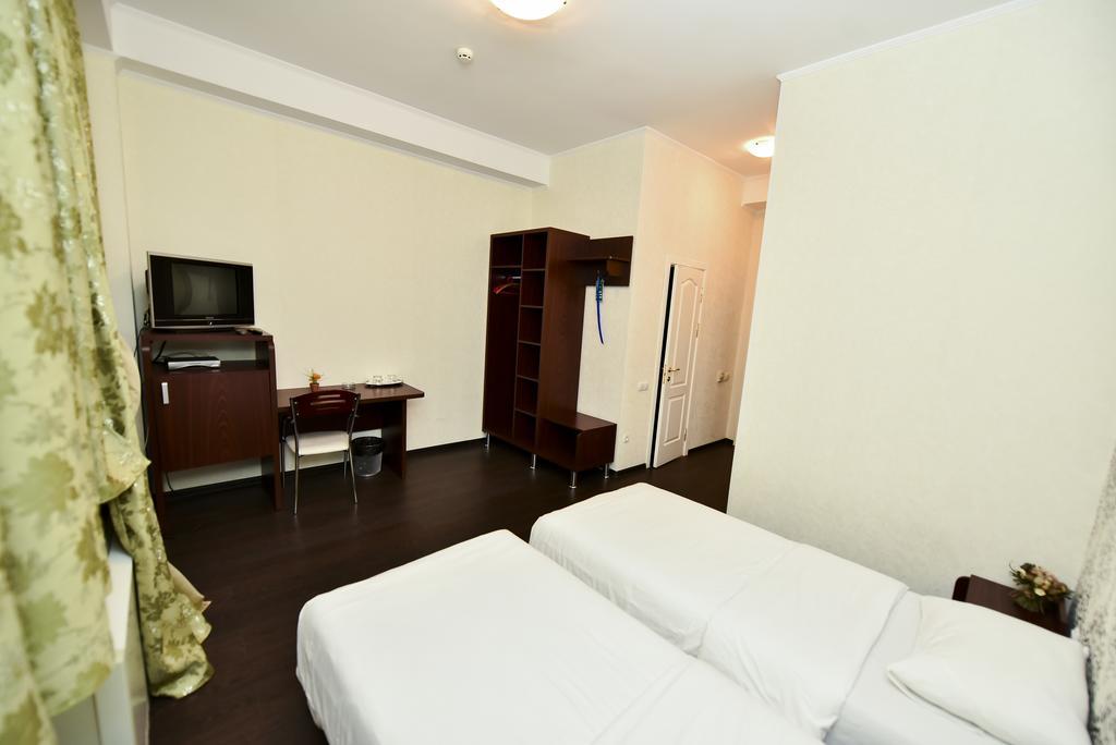 צ'יסינאו Mesogios Hotel מראה חיצוני תמונה