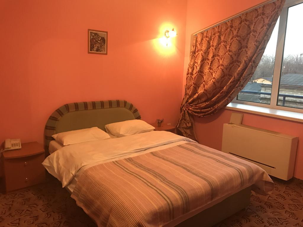 צ'יסינאו Mesogios Hotel מראה חיצוני תמונה